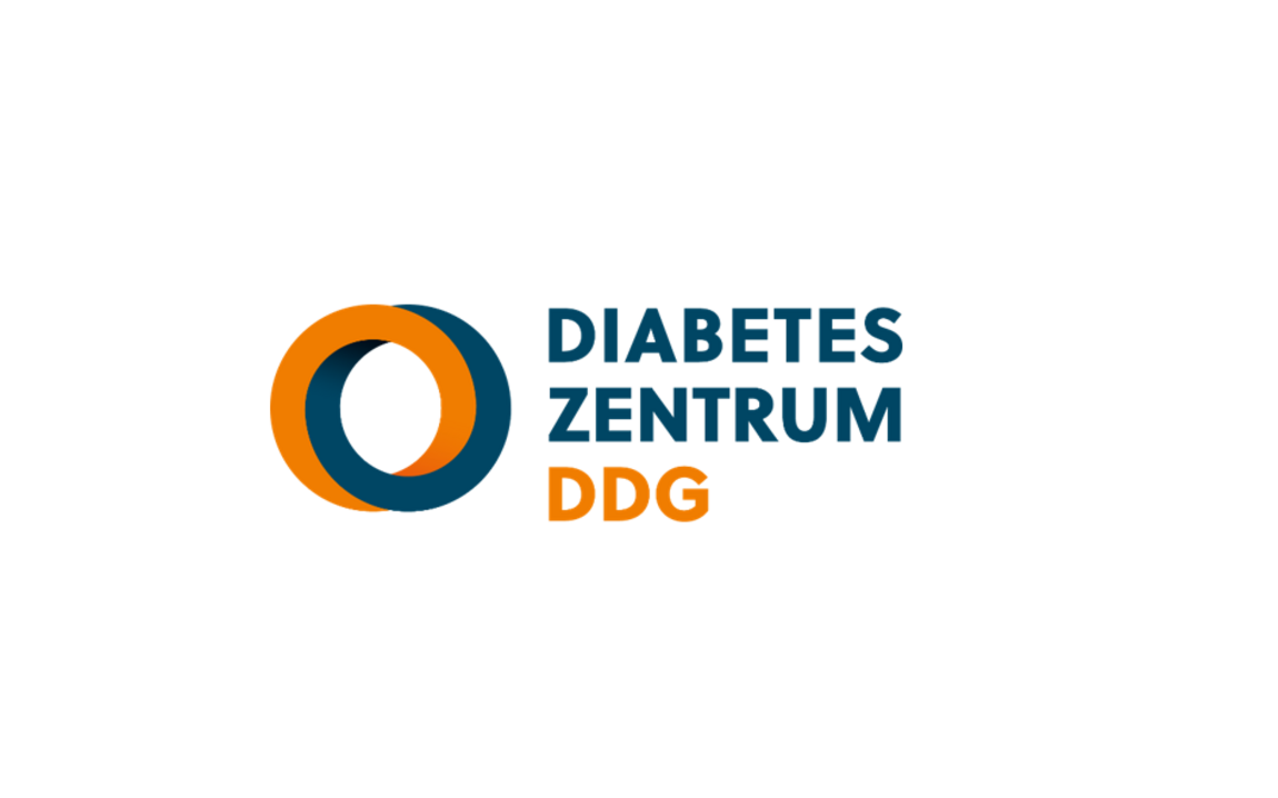 Logo mit einem orangefarbenen und dunkelblauen Kreis neben dem Text "Diabetes Zentrum DDG", wobei "DDG" in Orange und der Rest in Dunkelblau gehalten ist, zentriert auf weißem Hintergrund.